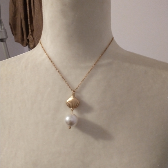 Seashell and faux pearl necklace - Picture 3 of 5